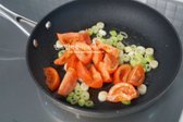 팬을 정돈한 뒤 다시 식용유 1/4컵을 두르고 대파를 넣어 파기름을 내어줍니다. 대파가 나른해지면 토마토를 넣어 볶아줍니다.