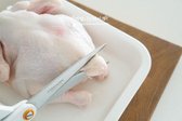 기름기가 많은 꽁지와 목 주변 부분, 날개 끝부분도 가위로 잘라줍니다.