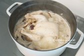 부족한 간은 소금으로 맞추고 한소끔 끓여 완성합니다.