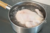 잡내를 잡기 위해 끓는 물에 닭을 넣고 살짝만 데쳐줍니다.