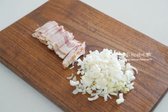 베이컨은 김치와 밸런스를 맞추어 채 썰고, 대파 흰 부분은 반으로 갈라 송송 썰어줍니다.