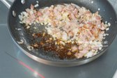 설탕이 녹으면 진간장 1/2 큰 술을 넣어줍니다.