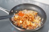 수분이 사라지도록 볶은 뒤 잘게 썬 김치를 넣고, 고운 고춧가루 1/3 큰 술도 넣어줍니다.