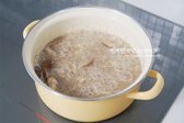 면이 익으면 들깨가루 5 큰 술을 넣고 섞은 뒤 불을 끄고 들기름 1 큰 술을 넣어 고루 섞어줍니다.