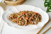 백종원 간장돼지불고기는 얇게 썬 앞다리살을 단맛 양념과 간장으로 재워 볶아 만든 요리로, 밥이나 쌈채소와 함께 먹기 좋습니다. 비빔밥으로도 변형하여 맛있게 즐길 수 있으며, 단짠의 풍미가 가득한 간장불고기입니다.