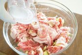 갈아만든 배 85ml, 맛술 2½ 큰 술, 간생강(생강가루) 약간 넣어 섞어줍니다.