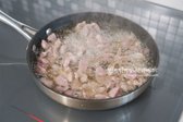 재료가 반 이상 잠길 정도로 프라이팬에 식용유 넉넉히 둘러줍니다. 달군 식용유에 닭똥집을 넣어 익힙니다.