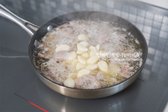 겉면이 색이 변하면서 익어요. 색이 변하면 마늘을 넣어줍니다.