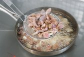 노릇한 색감이 나고 풍미가 고소하게 올라오면 체에 밭쳐 기름을 털어줍니다.