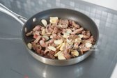 팬을 정돈하여 준 뒤 익혀둔 재료를 다시 올려줍니다. 타지 않도록 불은 중약 불로 낮추어 줍니다.​