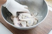 밀가루 2 큰 술을 넣고 바락바락 문질러 준 뒤 여러 번 헹구어 물기를 털어줍니다.
