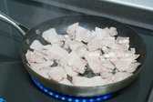 달군 팬에 고기를 먼저 구워줍니다.