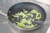 달군 팬에 식용유 3 큰 술을 두르고 대파를 넣어 달큰한 파기름을 내어줍니다. 불조절을 하여 나른해지며 향이 올라올 때까지 볶아주세요.
