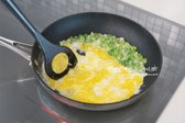 파가 볶아지면 한쪽으로 밀고 계란을 깨 넣어 흰자와 노른자가 섞이도록 볶아 스크램블 에그를 만듭니다.
