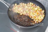 당근이 익으면 한쪽으로 밀고 팬에 진간장 1 큰 술을 넣어 지글지글 태워 불 맛을 더해줍니다. 수분이 날아가고 향이 올라오면 재료와 함께 볶아 불향을 더해줍니다.