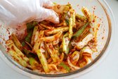 양념이 잘 배도록 대파를 바락바락 버무려줍니다. 바로 먹으면 아삭하고 매콤하게 즐길 수 있고, 냉장고에서 숙성하면 깊은 맛이 더해져 또 다른 별미가 됩니다.