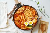 접시에 떡볶이를 담고 삶은 계란을 곁들입니다.
