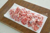 돼지고기 앞다리살 350g을 준비합니다. 키친타월로 핏물을 제거한 뒤 한입에 먹기 좋게 잘라주세요.