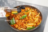 촉촉하게 양념이 어우러지면 참기름 1/2 큰 술을 넣고 마무리합니다. 푸짐하게 담아 통깨를 뿌려주었습니다.