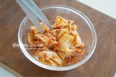 신김치 1컵은 김칫소를 덜어내고 한 입 크기로 잘라줍니다.