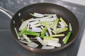 예열한 팬에 식용유 3 큰 술과 대파 흰 부분 1/2대를 넣어 파기름을 먼저 내어줍니다. 삼겹살의 기름이 나오므로 식용유 양은 기호에 따라 조절하세요.