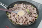겉이 익으면 황설탕 1½~2 큰 술을 넣고 김치의 짠맛과 신맛에 따라 간을 조절합니다. 설탕이 녹아 윤기가 돌고 노릇하게 볶아지면 불향과 함께 단맛이 깊어집니다.