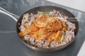 설탕이 노릇하게 볶아지면 김치를 넣고 재료들이 잘 어우러지도록 3~4분 정도 충분히 볶아줍니다.