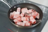 프라이팬에 돼지고기를 올려 노릇노릇하게 구워줍니다. 기름이 많은 삼겹살은 기름을 두르지 않아도 되지만, 목살이나 앞다리살처럼 기름기가 적은 부위는 식용유를 약간 둘러요.