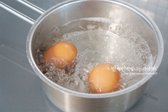 달걀을 냄비에 담고 물을 잠길 정도로 부은 후 소금과 식초를 약간 넣어 반숙이나 완숙으로 삶아주세요. 삶은 후 찬물에 담가 열기를 식히면 껍질이 쉽게 벗겨집니다.