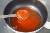 깊은 냄비나 팬에 물 1컵, 황설탕 1 큰 술, 고추장 2.5 큰 술, 고운 고춧가루 1 큰 술, 물엿 3~4 큰 술을 넣어주세요. 단맛 재료는 취향에 맞게 조절합니다.