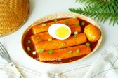푸짐하고 맛있게 완성된 떡볶이에 마지막에 쪽파를 곁들여 담았습니다.