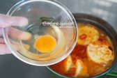 맛있게 쪽파를 약간 곁들여 완성입니다. 몽글몽글 부드럽고 담백 고소한 순두부와 얼큰한 국물 감칠맛이 아주 맛있습니다.​
