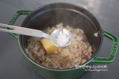 가볍게 섞어주고 고춧가루 두 가지 1½ 큰 술, 황설탕 1 작은 술 넣어줍니다. 고운 것과 굵은 것 두 가지를 섞어 넣어 매콤한 향미를 살려줍니다.
