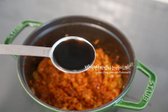 육수나 물을 냄비에 넣고 끓입니다. 물이 적어 보여도 순두부에서 수분이 나와 자작한 찌개 국물이 완성됩니다.
