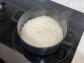 뜸 들이는 동안 삶은 콩나물을 밥 위에 올리고 뚜껑을 덮어 5분 더 둡니다.