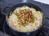 밥을 잘 섞고, 달래양념장을 올려 비벼 먹으면 시원하고 맛있는 달래 콩나물밥이 완성됩니다.