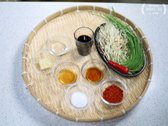 진간장, 다진 마늘, 설탕, 맛술, 매실청, 참치액, 고춧가루를 섞어 양념장을 만들고, 단맛이 부족하면 맛술을 추가합니다.