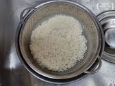 쌀을 씻어 첫물을 버리고 2~3회 깨끗이 씻은 뒤, 마지막 쌀뜨물은 콩나물 삶을 때 사용하고 쌀은 물기를 빼 준비합니다.