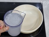 냄비에 쌀뜨물 800ml, 참치액, 소금을 넣고 끓여 감칠맛 나는 육수를 준비합니다.