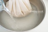 큼직한 크기의 볼에 엿기름 주머니를 넣고 따뜻한 물 2L를 부어 주물러가며 엿기름물을 내어줍니다.