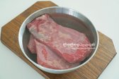 소고기는 찬물에 30분 정도 담가 핏물을 빼고, 중간에 물을 갈아 잡내를 줄이고 육질을 부드럽게 만듭니다.