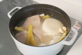 물이 끓어오르면 양지를 넣고 중불에서 약 1시간 삶습니다. 중간에 거품을 걷어내고, 너무 오래 삶으면 질겨질 수 있으니 주의합니다.
