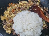 볶은 소고기와 야채, 스크램블을 섞고 밥 210g, 굴소스 1.5큰술을 넣어 잘 섞어가며 볶습니다.
