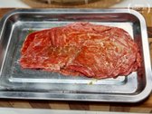 조리 전 소고기의 핏물을 제거하고 후추를 뿌린 후 간장과 맛술 소스로 밑간해 감칠맛을 더합니다.