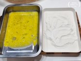 넓은 트레이에 계란을 풀어 계란물을 준비하고, 찹쌀가루도 육전용으로 담아둡니다.