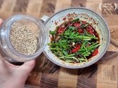 부추는 총총 썰고, 홍고추는 얇게 슬라이스하며, 소스는 다진 마늘, 맛술, 고춧가루, 황설탕, 매실액, 진간장으로 감칠맛을 살려 준비합니다.