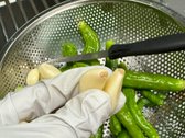 꽈리고추의 꼭지를 따고, 마늘의 밑동을 제거한 후 둘 다 깨끗이 세척하여 물기를 털어냅니다.