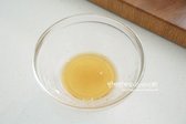 넉넉한 볼에 식초 1 큰 술, 황설탕 1 큰 술, 소금 ⅓ 작은 술을 넣고 전자레인지에서 20~30초 돌려 설탕을 녹입니다.