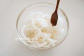 썰어둔 양파를 양념에 넣고 버무려 10~15분 절여둡니다. 육수와 고명 준비 중에 맛이 잘 배어 먹기 좋습니다.