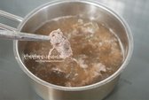시판 양지 육수를 냄비에 붓고 끓어오르면 피시소스 1 큰 술을 넣고, 핏물을 제거한 소고기를 넣어 부드럽게 익히면 깊고 고소한 맛의 육수가 완성됩니다.